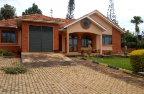 Big HOUSE FOR RENT in KOLOLO